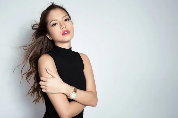 Mooie jonge Aziatische vrouw dragen van een polshorloge — Stockfoto