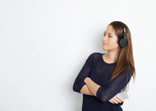 Bela jovem asiático mulher ouvindo música — Fotografia de Stock