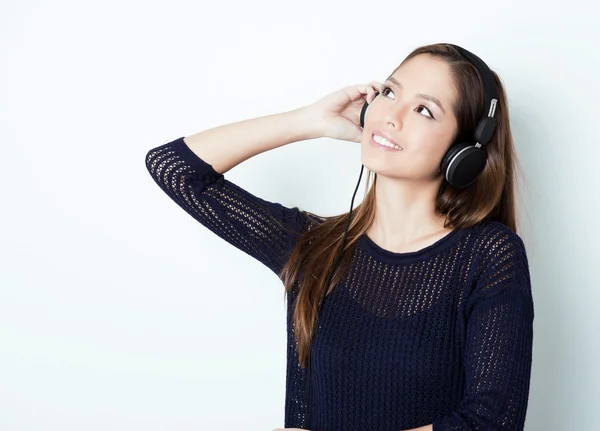 Bela jovem asiático mulher ouvindo música — Fotografia de Stock