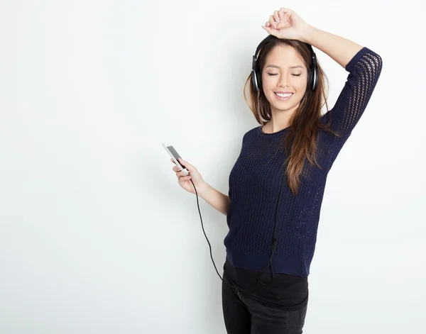 Vacker ung asiatisk kvinna lyssna på musik — Stockfoto