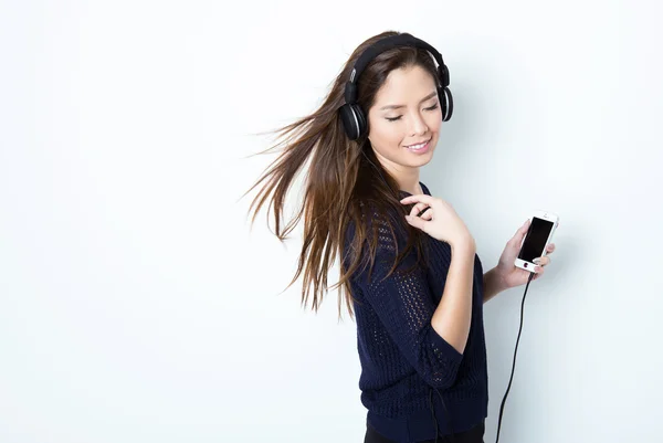 Vacker ung asiatisk kvinna lyssna på musik — Stockfoto