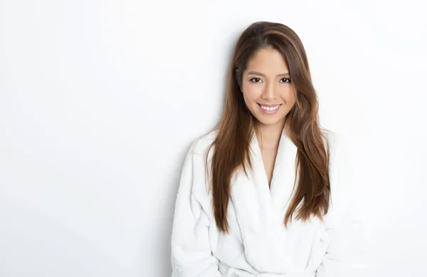 Güzel genç Asyalı kadın banyo bornoz içinde poz — Stok fotoğraf