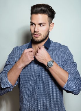 yakışıklı genç adam