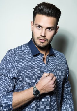 yakışıklı genç adam