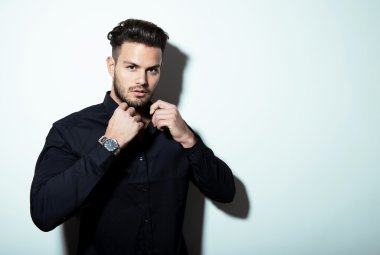 yakışıklı genç adam