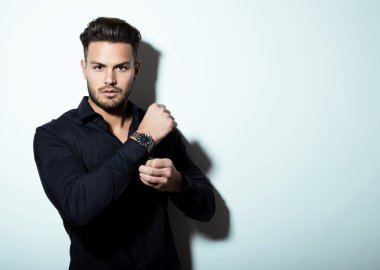 yakışıklı genç adam