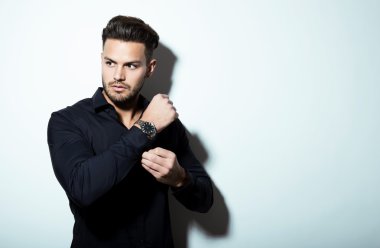 yakışıklı genç adam