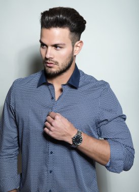 yakışıklı genç adam