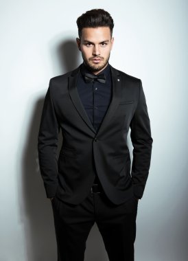 yakışıklı genç adam