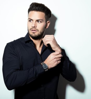 yakışıklı genç adam