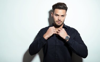 yakışıklı genç adam