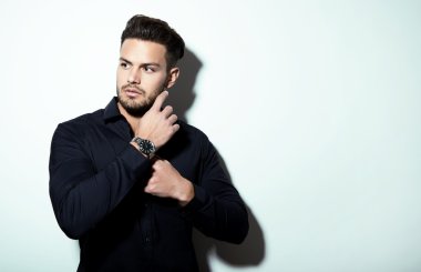 yakışıklı genç adam