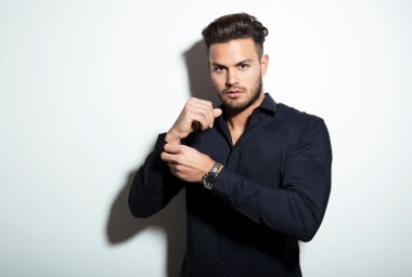 yakışıklı genç adam