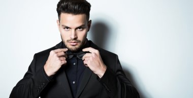 yakışıklı genç adam