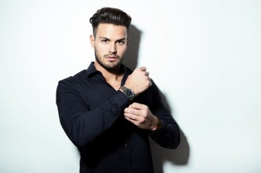 yakışıklı genç adam