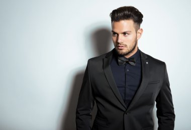 yakışıklı genç adam