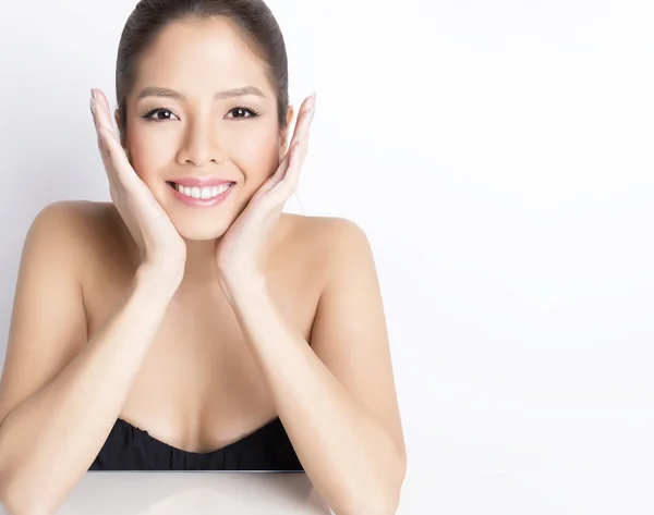 Retrato de hermosa joven mujer asiática con la piel impecable —  Fotos de Stock
