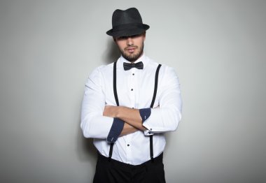 yakışıklı genç adam