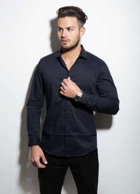 yakışıklı genç adam