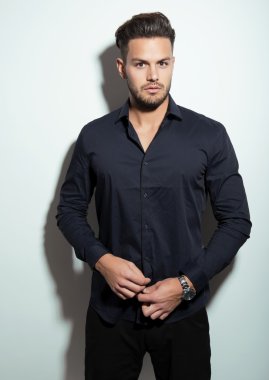 yakışıklı genç adam