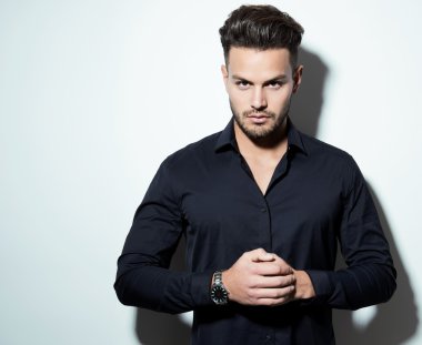 yakışıklı genç adam