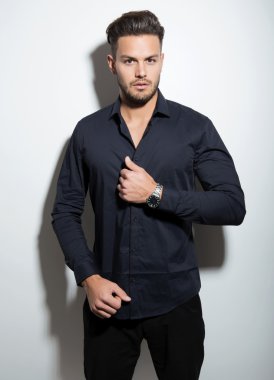 yakışıklı genç adam