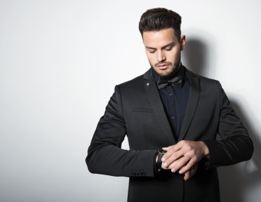 yakışıklı genç adam