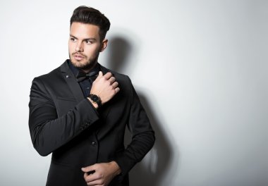 yakışıklı genç adam