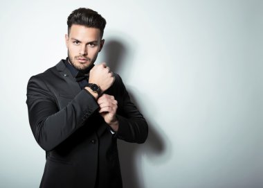 yakışıklı genç adam