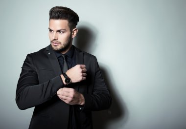 yakışıklı genç adam