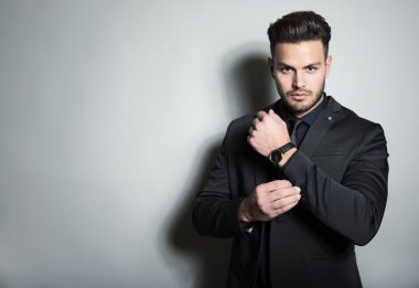 yakışıklı genç adam