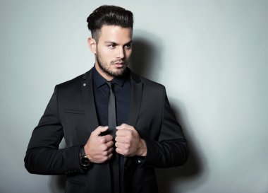 yakışıklı genç adam