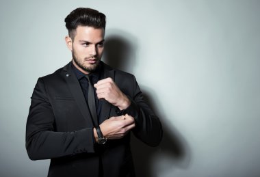 yakışıklı genç adam