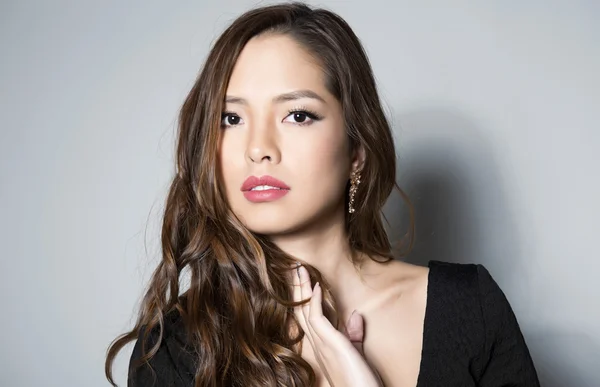 Retrato de hermosa joven mujer asiática con la piel impecable — Foto de Stock