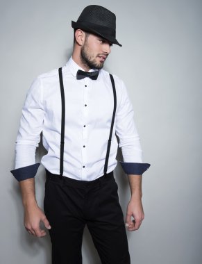 yakışıklı genç gri arka plan üzerinde takım elbiseli