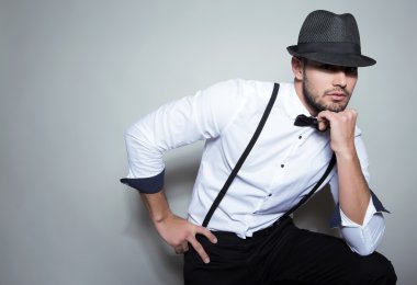 yakışıklı genç gri arka plan üzerinde takım elbiseli