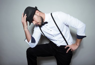 yakışıklı genç gri arka plan üzerinde takım elbiseli