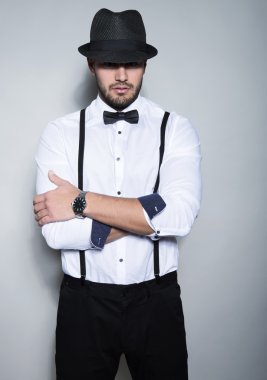 yakışıklı genç gri arka plan üzerinde takım elbiseli