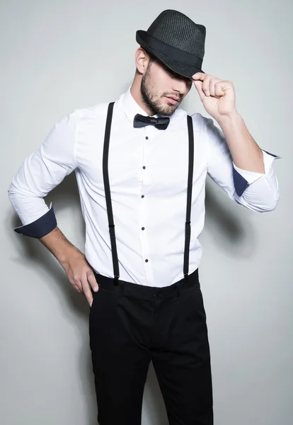 Joven guapo en traje sobre fondo gris —  Fotos de Stock