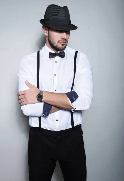 Joven guapo en traje sobre fondo gris —  Fotos de Stock