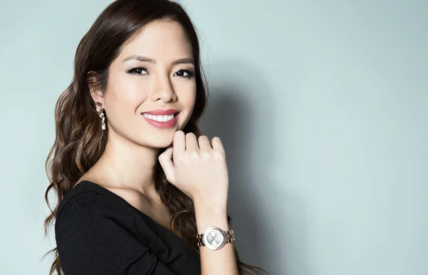 Bela jovem asiático mulher com longo cabelo vestindo um relógio de pulso — Fotografia de Stock