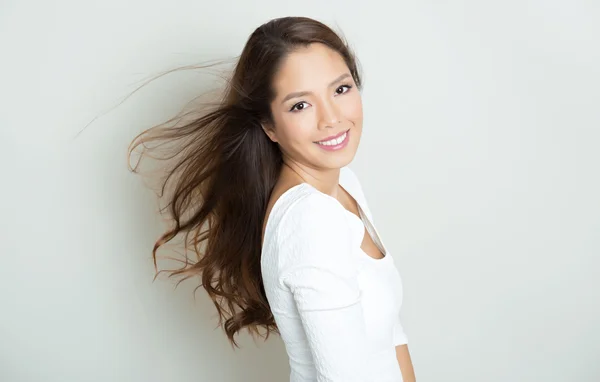 美丽的年轻亚洲女人的肖像 — 图库照片
