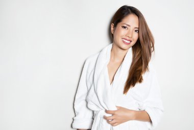 güzel genç Asyalı kadın banyo bornoz içinde poz