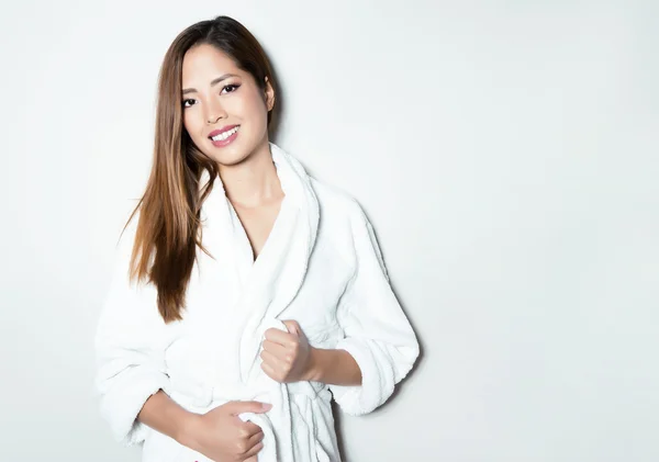 Vacker ung asiatisk kvinna poserar i badrock — Stockfoto