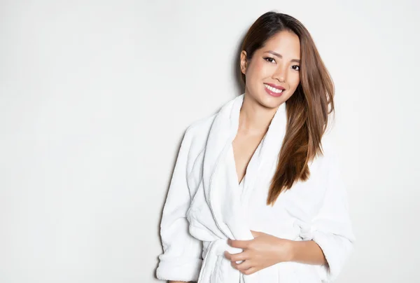 Bela jovem asiático mulher posando no banho robe — Fotografia de Stock