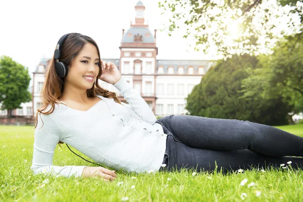 Schöne junge asiatische Frau — Stockfoto