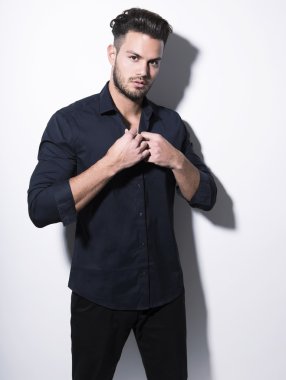 yakışıklı genç gri arka plan üzerinde takım elbiseli