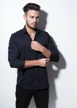 yakışıklı genç gri arka plan üzerinde takım elbiseli