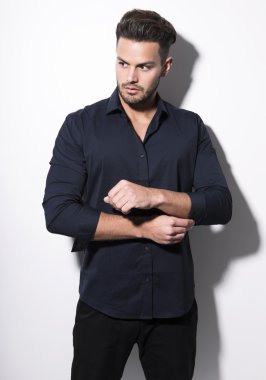 yakışıklı genç gri arka plan üzerinde takım elbiseli