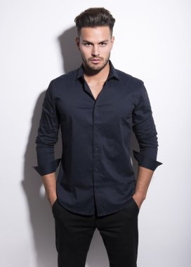 yakışıklı genç gri arka plan üzerinde takım elbiseli